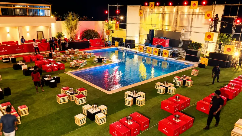 Palco montado junto à piscina