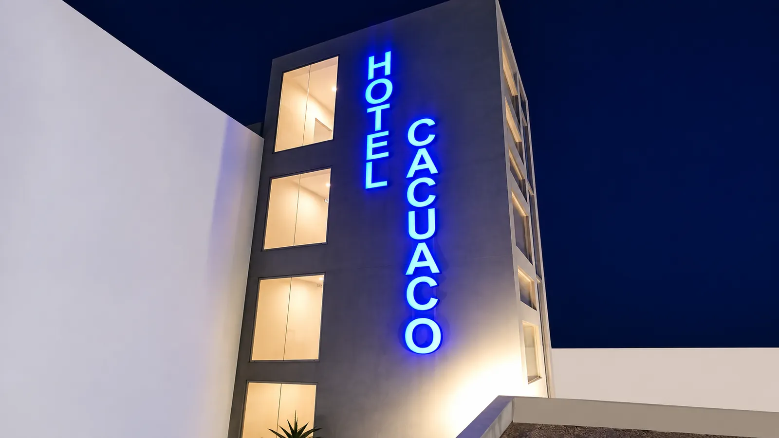 Fachada do Hotel Cacuaco à noite