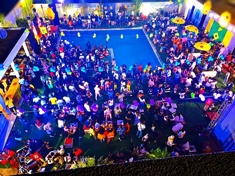 Festa noturna junto à piscina