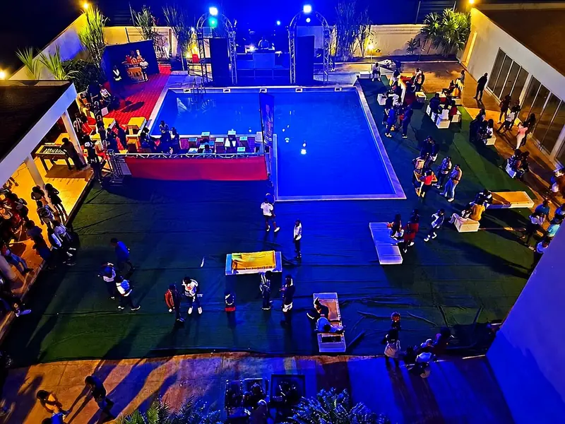 Vista aérea de festa junto à piscina