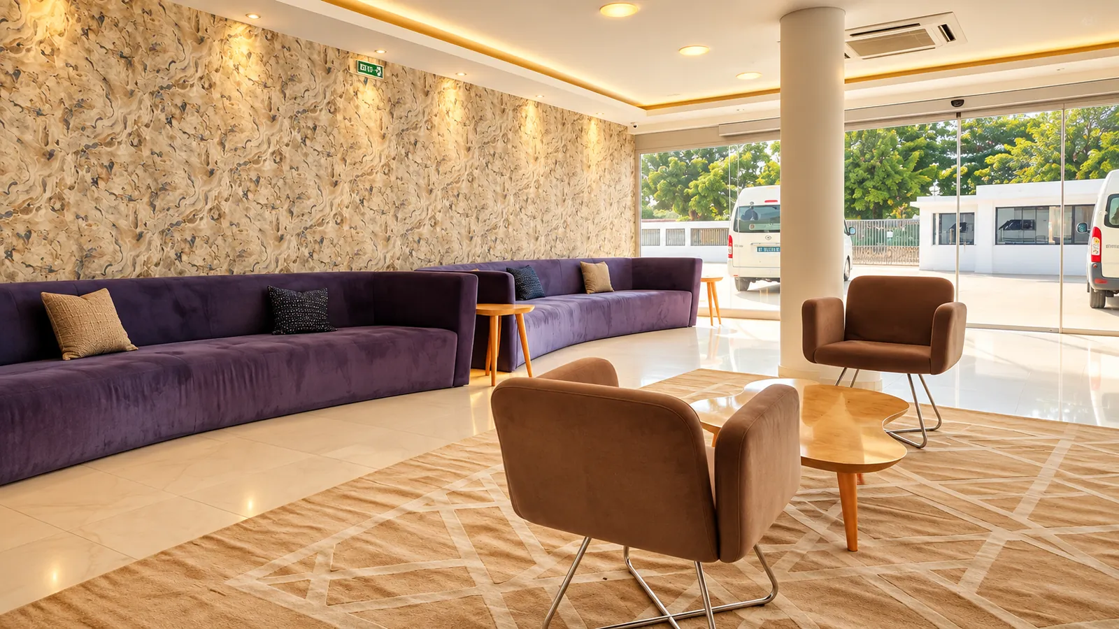 Lobby do Hotel Cacuaco com sofás e luz natural