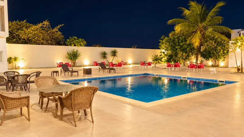 Piscina ao anoitecer