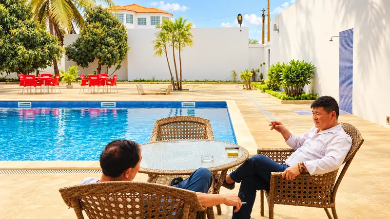 Hóspedes junto à piscina